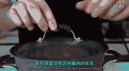 下次,做饭前将瓶塞就这样塞到提手下,轻松拿起锅盖,再也不烫手.