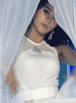 搞笑gif:妹子摸麦克风的时候还要舔一下舌头!