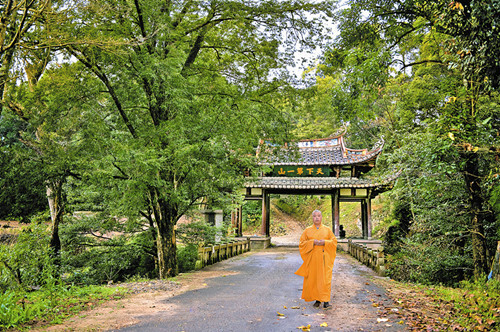 一 山 佛教名山,森林公园 围绕"天下第一名山",天冠菩萨道场,千年