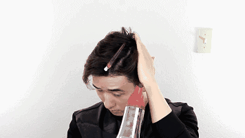 用发夹将分好的多的那部分头发夹住,并且向后吹另半部分的头发.