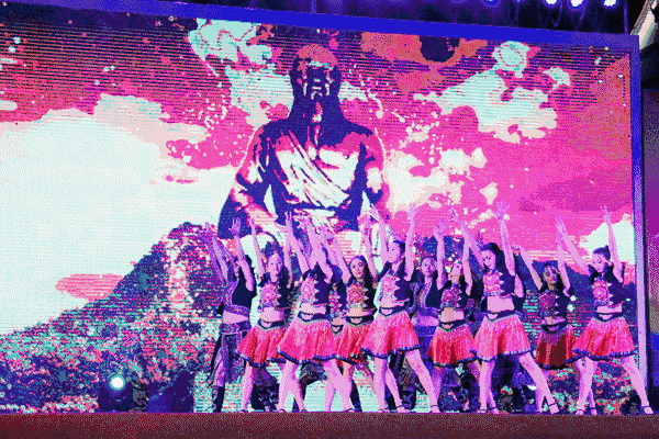 还有台湾同胞带来的游行原住民族舞蹈 …… 精彩纷呈,令人陶醉