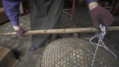 它在锡匠的 担子里 ▼ 徒弟学打锡干得最多的活儿就是挑担子,两副