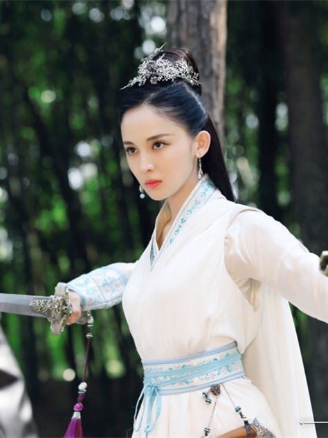 作为一个新疆的维族姑娘,娜扎标志性的大眼睛高鼻梁特别突出,一张"
