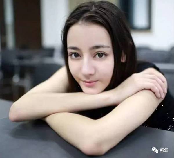对比下图可以看出baby和热巴相比,baby的脸型轮廓就更具女性化特征.