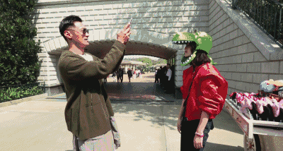 在这个经验即价值的领域,他们固守匠人之心,在资本冲击的影视狂潮中