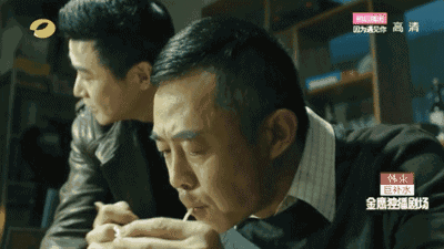 但是在办案时,尤其是与侯勇对戏时,陆毅的表情就分分钟出戏了.