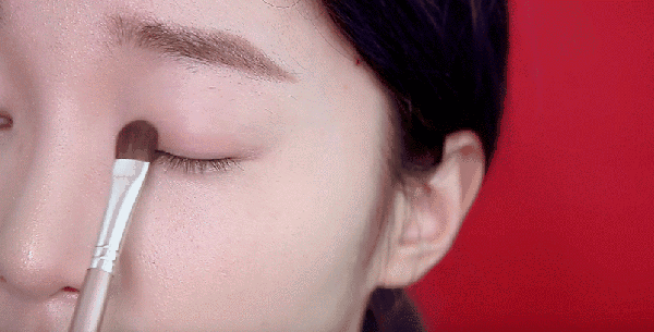 step   眼影:选择莓果色