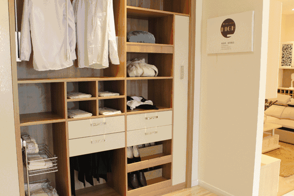 最好跟随工作人员一起测量,保证尺寸不差错才能保证设计质量和价格的