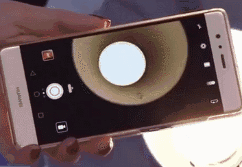 手机放台灯下,惊人的一幕出现了….