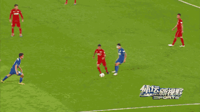 中超 2015 赛季,上海上港对阵上海绿地申花,吕征飞铲达维,被当值主裁