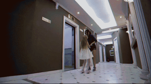 此案最大的焦点,还是那一段匪夷所思的电梯监控视频 更有人发现这段