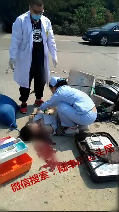 陆丰广汕路发生严重车祸,男子倒地鲜血.