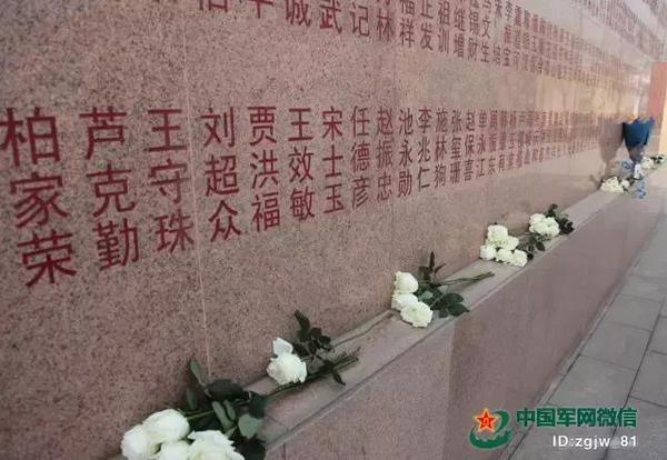 再次站在空军英雄纪念墙前,孙培新还是习惯性地从头到尾把每个英烈的