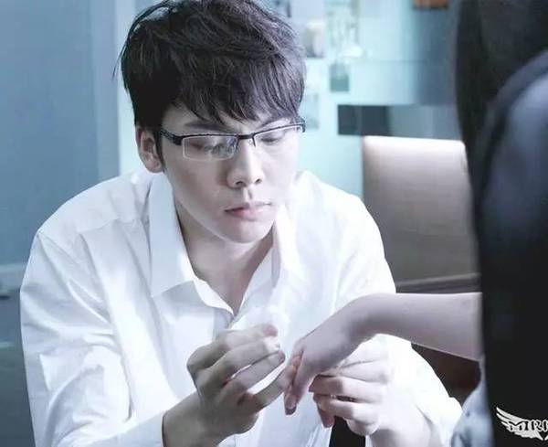 这10位男星戴眼镜真的"超级帅",看完你想抱走哪一个呢