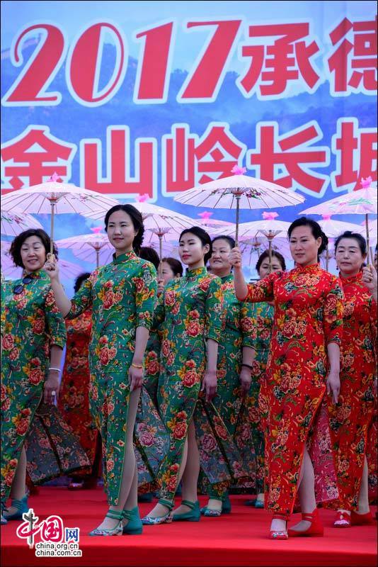 千名旗袍佳丽走秀古长城 金山岭杏花节开幕