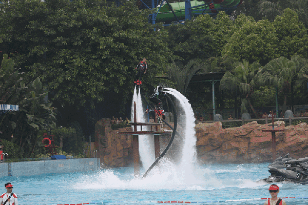 百名网红现场湿身直播,刷爆了朋友圈!