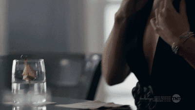 服务员会给她一张 万能房卡,告诉她一些值得去偷盗的房间号.