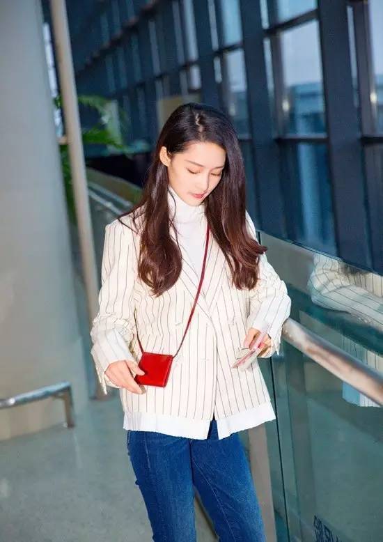 衣服要oversized,但是包包要选mini款!