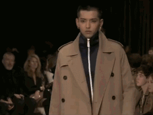 此刻什么搭配技巧都不重要了,高颜值和大长腿跟一切潮品