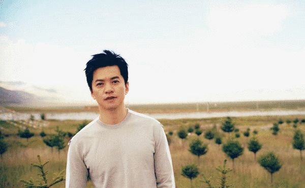 秋裤男神李健现身品牌发布会 现场教学如何在家健身