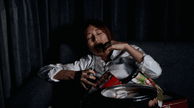 ▼ 堕落放弃自我,每天吃吃喝喝葛优躺,一个月后胖了20斤,对生活失去