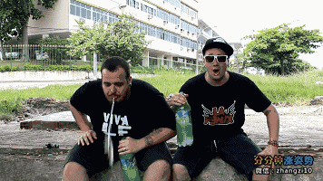 老外作死试验:吃香蕉配雪碧真会吐