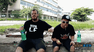 老外作死试验:吃香蕉配雪碧真会吐