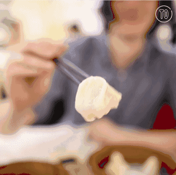 外国人这样吃小笼包,中国网友崩溃了!