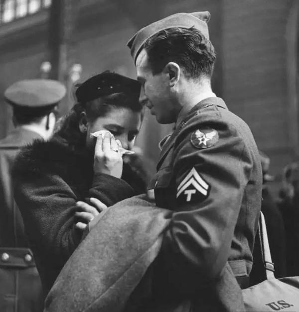 图为1943年4月,在纽约宾州车站,一对恋人正在依依不舍的分别.