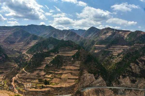 在天水五龙山上三月三看渭河峡谷春天壮美风景