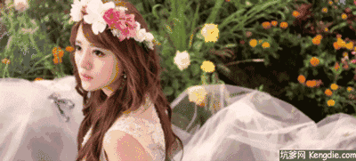 发丝上的花朵衬托人比花娇, 更是让人怦然心动. 别几支鲜花