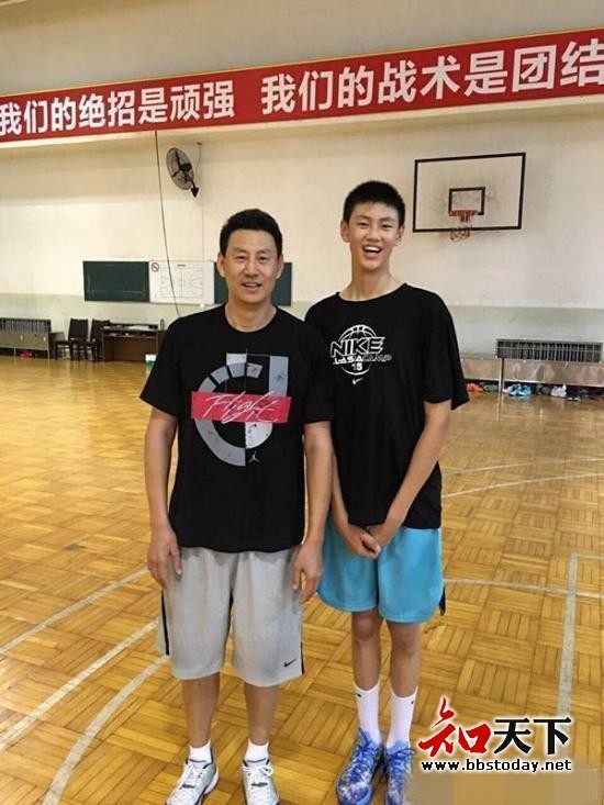中国篮球名宿李楠15岁儿子李禄瞳身高2米10