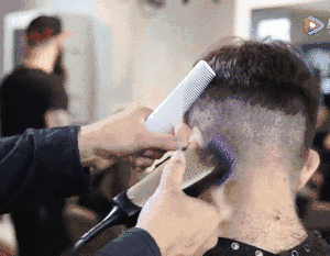 师果断把两侧头发剃短 最后是造型 把发蜡均匀涂在头发上 用手指打理