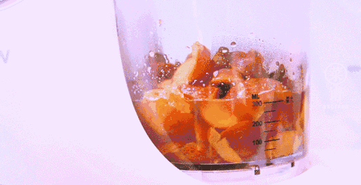 山楂泥倒回锅里, 放入300-400克白糖.