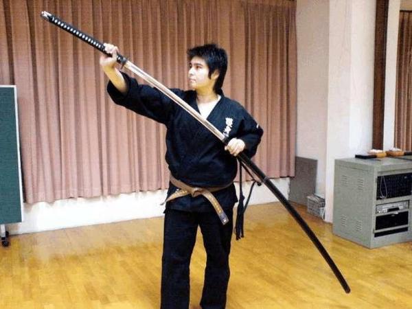 在日本刀法中,握太刀时,掌中不能有空隙,无名指和小指紧握剑柄,拇指