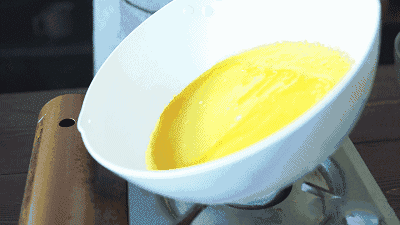 等蛋皮凝结,用筷子整张夹起