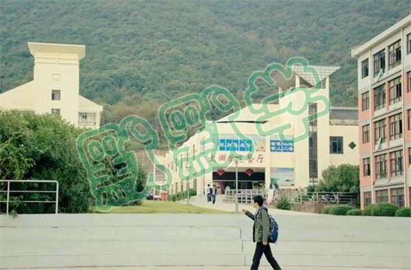 反正就是厕所有点少 无锡太湖学院的宿舍外面