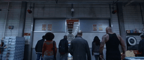 从预告片中我们可以看出这次的场面更加宏大,影片中的豪车更是顶级