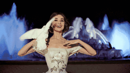 个扣勒着好不舒服 到最后受不了上课的时候 把两个扣子解了只留下一颗