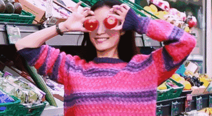 标准的游客照是站着围笑(左图) 很僵硬而且做作 而小妮子更喜欢露齿笑