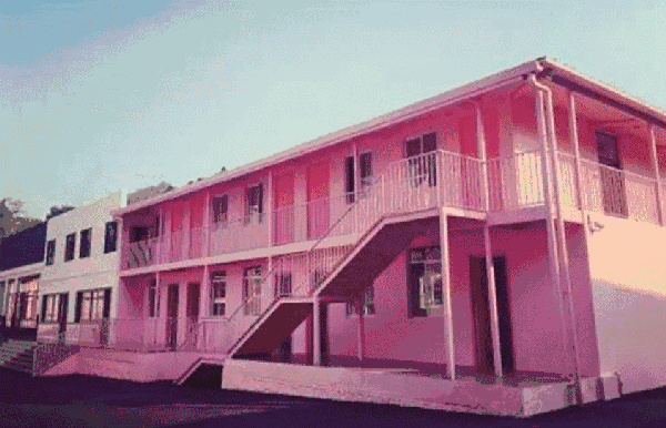 白天离去夜幕降临 文静变成了狂野 处处都有霓虹灯的味道 走进 motel