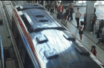 在你的印象里 平时的地铁站 可能是这样的 ▼