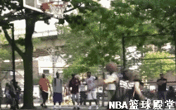 tdub燃爆了的滞空背身扣篮,洛克公园里的所有人都在一旁欣赏他的扣篮