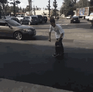 搞笑gif:不小心走进女更衣室肿么办?太机智了-笑话