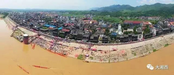 是湘西四大名镇之首,一条青石板铺成的古驿道把浦市古镇与凤凰古城