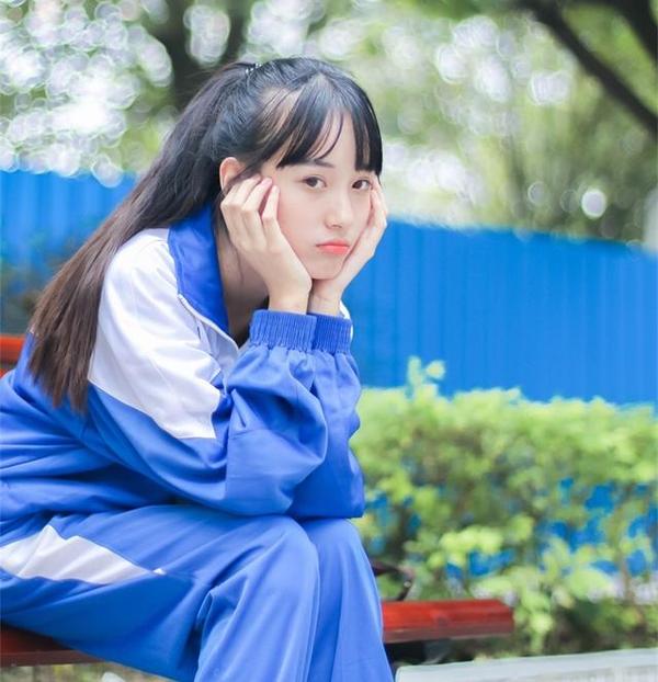 00后女生校服照走红,被赞