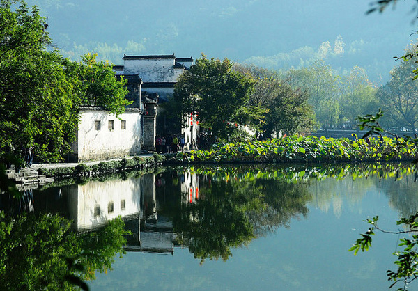 宏村 宏村是以徽派建筑为特色的村落,始建于北宋,距今已近