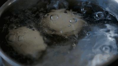 冰水可以让煮熟的鸡蛋迅速冷却下来,从而使得最内部的蛋黄不会因为