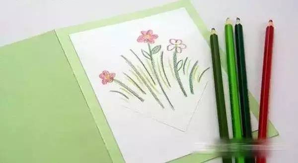 你是否早已已经厌倦了千篇一律的纸质贺卡,是否想给送贺卡的妈妈一份惊喜呢,幼儿园手工教你利用纽扣、不织布制作一款爱心贺卡,简单几步漂亮的钮扣心贺卡就会呈现在你面前了,赶快来试试吧! 所需物品:1.彩色纸片(至少5种颜色;颜色种类根据自己喜好选择);2.大圆形打孔器(直径约2.