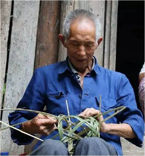 牛嘴笼与犁耙.管束牛嘴不乱啃农作物和耕耘田地的农具